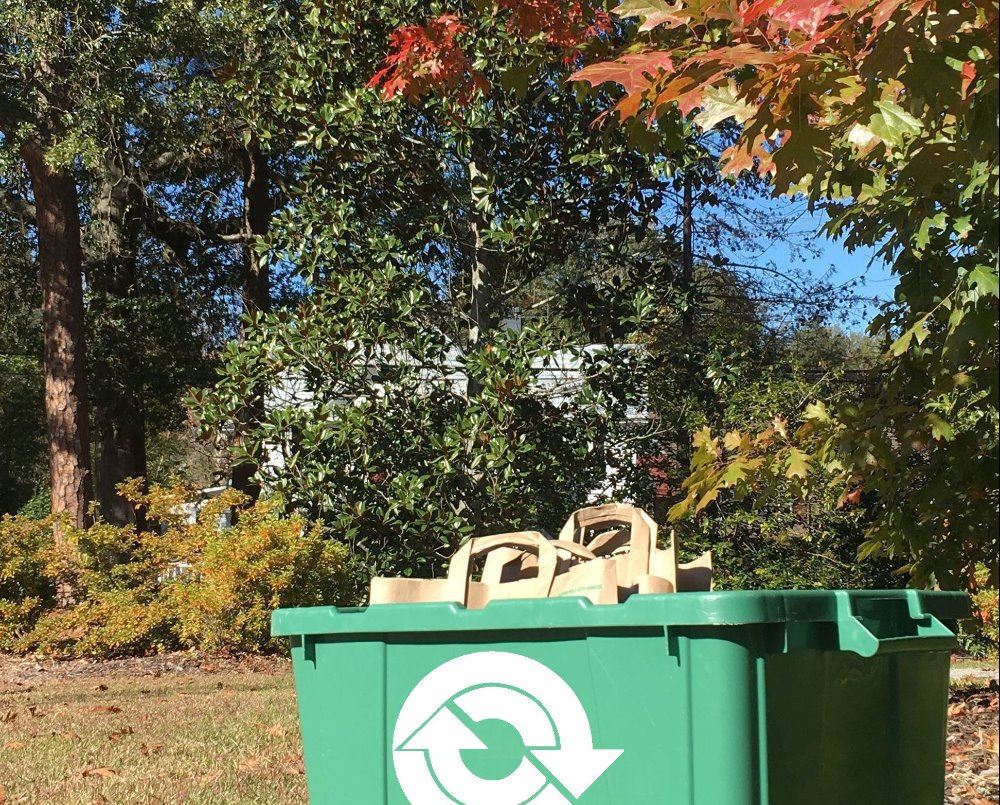 Image of a recycling can